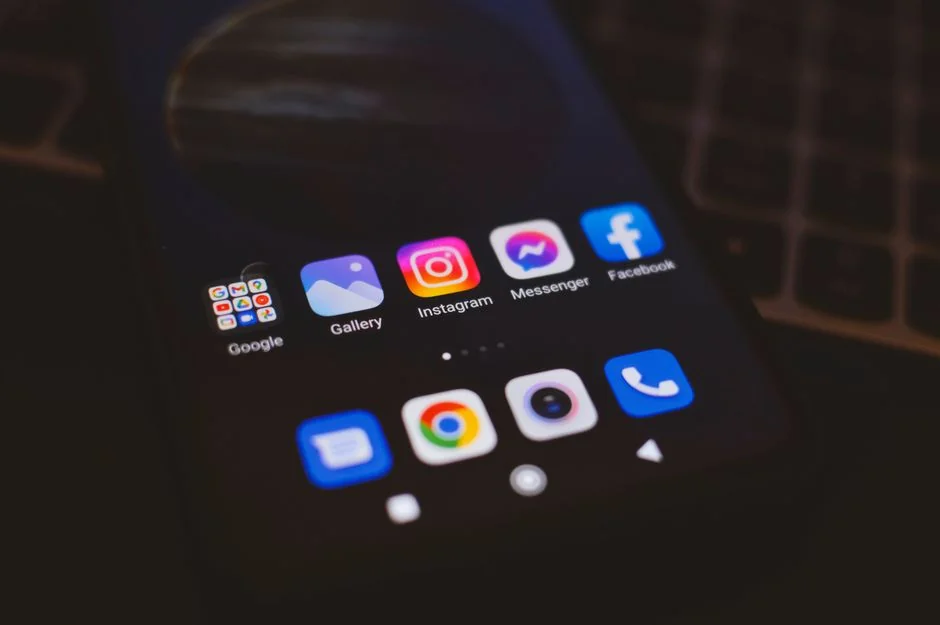 Un espace de travail moderne mettant en valeur un ordinateur portable, une tablette et des smartphones, parfait pour un usage technologique et en freelance.